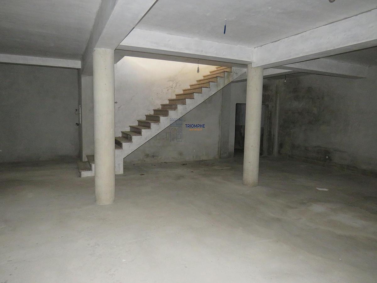 U-Prédio com 4 Apartamentos, 2 lojas e 6Box4135