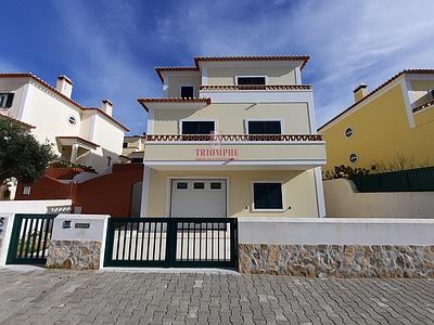 New 3 bedroom villa of traditional Portuguese architecture and with sea view in Ericeira.  