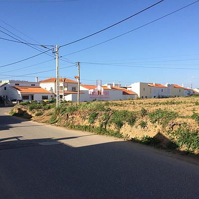 Urbanizable land located in the center of the village of Atouguia da Baleia