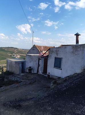 House for reconstruction on urban land, with a rustic part of arable crop in Serra da Vila, Torres Vedras