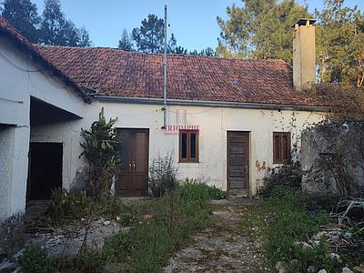 Maison à récupérer avec un projet approuvé à São Mamede/ Fátima