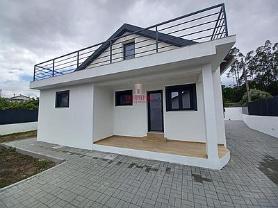 2 Houses A: 3 Bedrooms and B: 1 Bedroom, inserted in a 670 m2 plot of land, Leiria