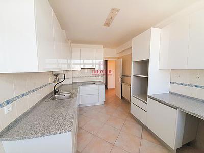 4 Bedroom + 1 Duplex Apartment, With Garage, Marinha Grande