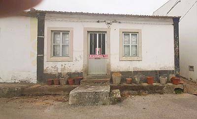 2 bedroom house to restore in Bombarral
