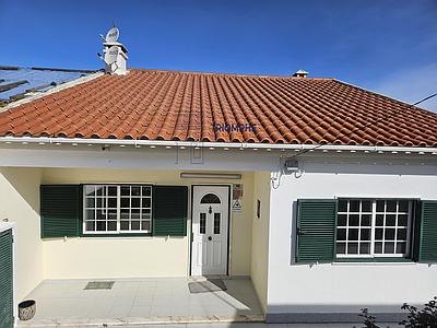 3-bedroom duplex apartment, located in the Quinta do Mirante area, in Carenque, Amadora