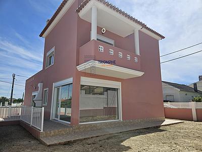  Three-bedroom independent villa  at Charneca da Caparica