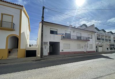 Maison familiale indépendante de sept chambres à coucher sur un terrain de 363 m2 situé à Peniche.