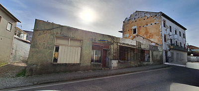 Immeuble mixte à rénover sur l'artère principale de Monte Real.