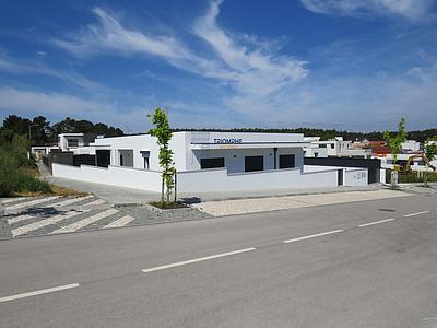 Modern 4-Bedroom Villa with Garage Box in Parceiros