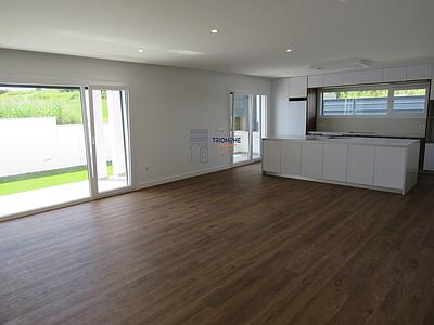 Modern 4-Bedroom Villa with Garage Box in Parceiros