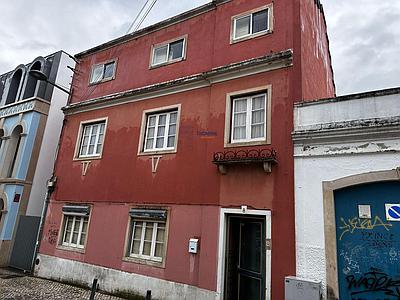 Immeuble au centre de Caldas da Rainha, composé de trois unités indépendantes.