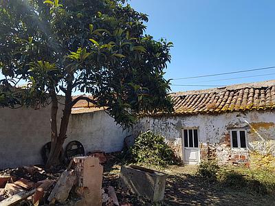 House in ruins on a plot of land with 235m² located in Vau, Óbidos.