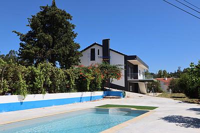 T5 housing with swimming pool in Constância.