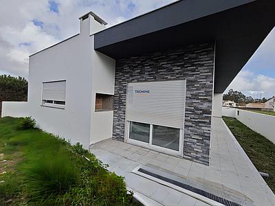 Villa de 4 chambres aux lignes contemporaines et aux finitions modernes, en cours de finition, située à Burinhosa Pataias.