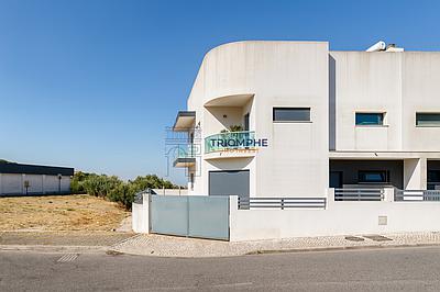 4-Bedroom Semi-Detached House in Pontinha and Famões