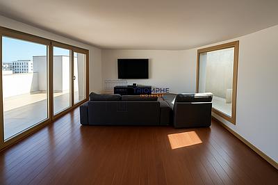 4-Bedroom Semi-Detached House in Pontinha and Famões