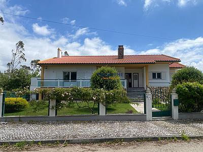 Magnificent detached villa, a true oasis of tranquillity just 12 minutes from historic Alcobaça.