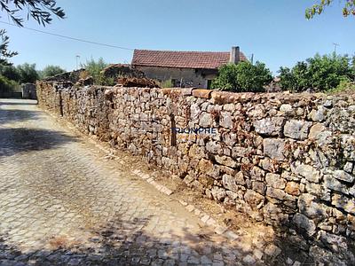 5-Bedroom House to Renovate in Pelmá