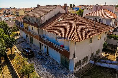 Inglês: T3 Row House in Famões - Investment