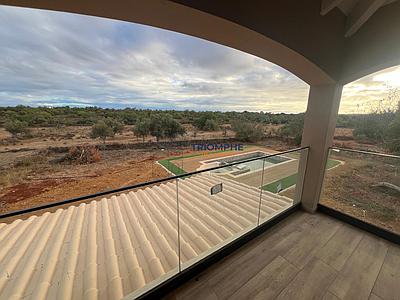 Villa Isolée avec Piscine  Terrain de 5 000 m²  Algoz